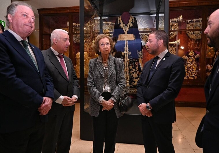 Doña Sofía visita la Archicofradía del Paso y la Esperanza